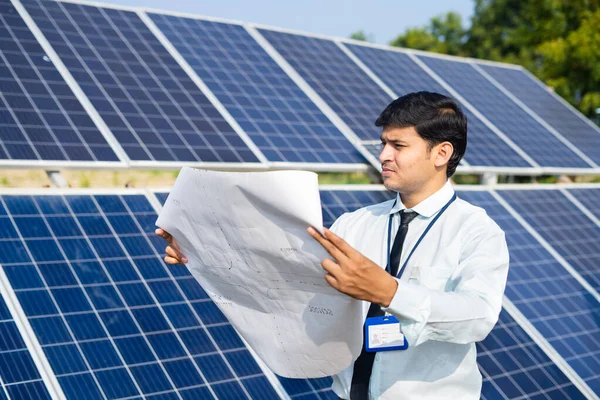 Elektrik Santralindeki Güneş Paneli Planını Inceleyen Genç Mühendis Profesyonel Işgal — Stok fotoğraf