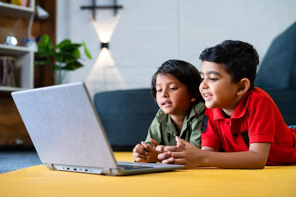 Μικρά Παιδιά Παρακολουθούν Βίντεο Στο Laptop Χειροκροτώντας Ενώ Κάθονται Στο — Φωτογραφία Αρχείου