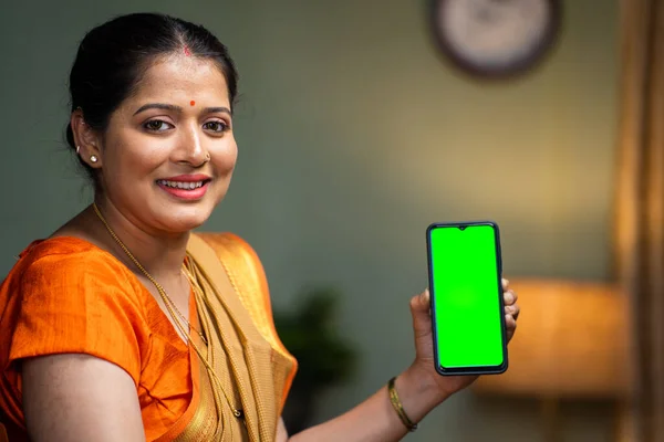 Щаслива Усміхнена Жінка Показує Зелений Екран Мобільного Телефону Дивлячись Камеру — стокове фото