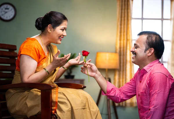 Ευτυχισμένος Μεσήλικας Άντρας Προτείνει Σύζυγό Του Δίνοντας Κόκκινο Τριαντάφυλλο Στο — Φωτογραφία Αρχείου
