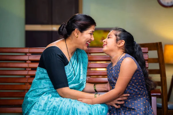 Щаслива Усміхнена Мати Грає Дочкою Обіймаючись Сидячи Дивані Вдома Концепція — стокове фото