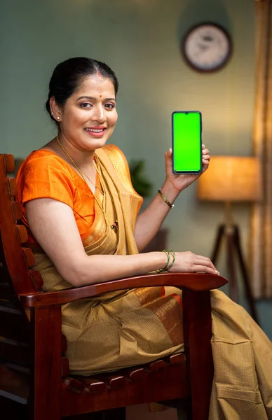 Вертикальний Знімок Щасливої Усміхненої Жінки Показує Зелений Екран Мобільного Телефону — стокове фото