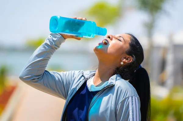 Žíznivá Žena Pitná Voda Láhve Cvičení Parku Koncept Horké Determinace — Stock fotografie