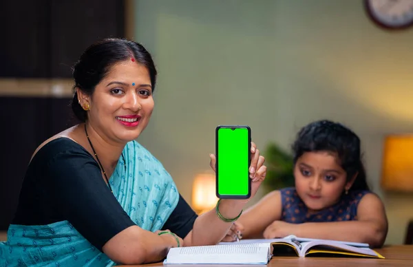 Щаслива Усміхнена Мати Показує Зелений Екран Мобільного Телефону Дивлячись Камеру — стокове фото