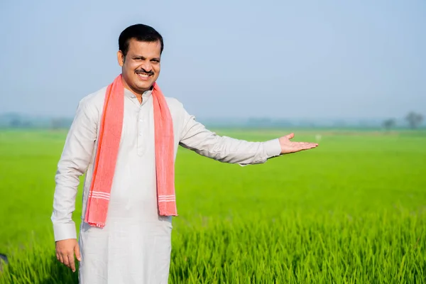 Szczęśliwy Uśmiechnięty Indyjski Rolnik Wsi Pokazując Plony Patrząc Aparat Fotograficzny — Zdjęcie stockowe