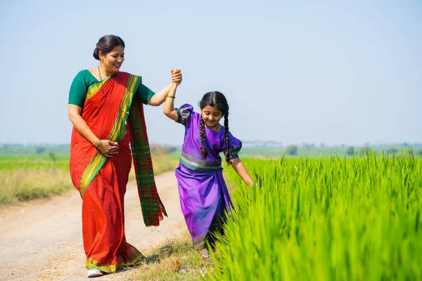 Tracking Shot Κορίτσι Παιδί Παίζει Αγγίζοντας Καλλιέργεια Κρατώντας Χέρι Της — Φωτογραφία Αρχείου