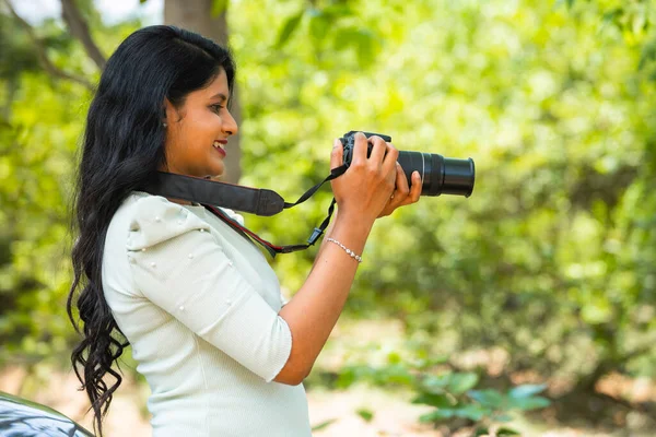 Mujer India Emocionada Feliz Tomando Fotos Naturaleza Durante Viaje Aire — Foto de Stock