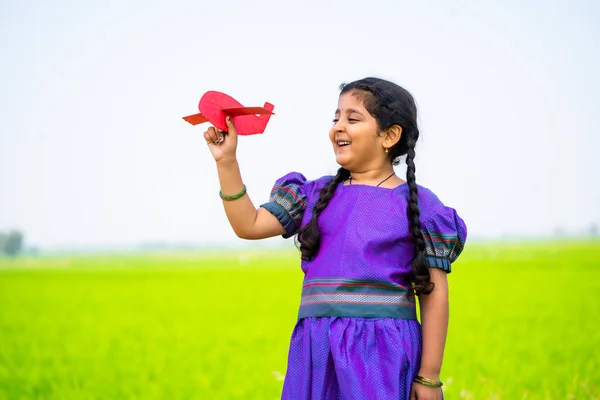 Ευτυχισμένο Κορίτσι Του Χωριού Παιδί Παίζει Παιχνίδι Αεροπλάνο Χαρτόνι Στο — Φωτογραφία Αρχείου