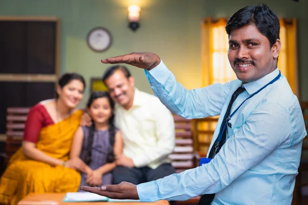 Felice Banchiere Indiano Mostrando Mani Come Tenere Famiglia Con Gesto — Foto Stock