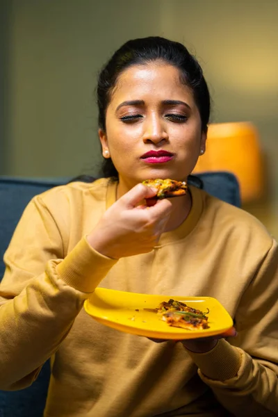 Tiro Vertical Joven India Disfruta Comiendo Pizza Sabrosa Cerrando Los — Foto de Stock