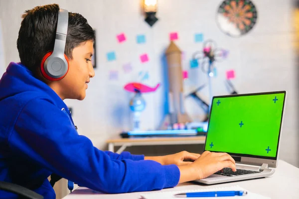 Kulaklıklı Genç Hintli Çocuk Evde Yeşil Ekran Laptopuyla Çalışıyor Teknoloji — Stok fotoğraf