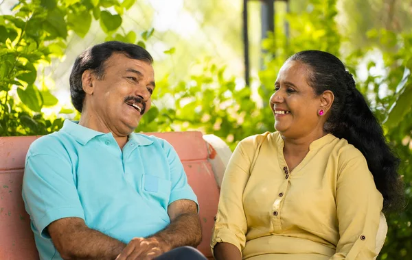 快乐的印第安老年夫妇坐在公园里聊天 交谈和退休生活方式的概念 — 图库照片