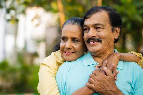 快乐的印第安老年妇女紧紧地抱着丈夫 拥抱或拥抱丈夫 伴侣的概念 安全而舒适 — 图库照片