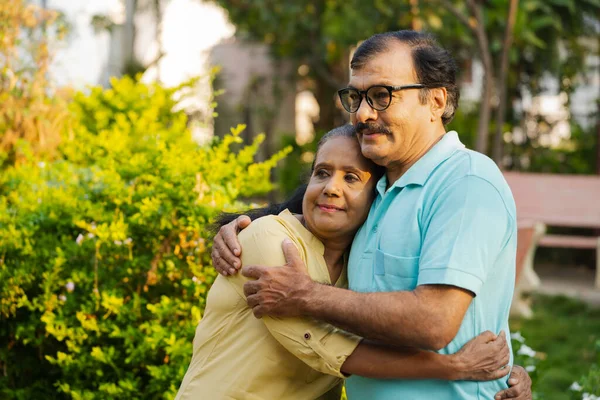 快乐的印第安老年妇女 紧紧地抱着她的丈夫或拥抱他 伴侣的概念 安全和舒适 — 图库照片