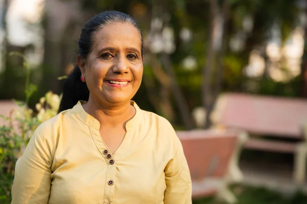 Glad Leende Indian Senior Kvinna Stående Genom Att Titta Kameran — Stockfoto