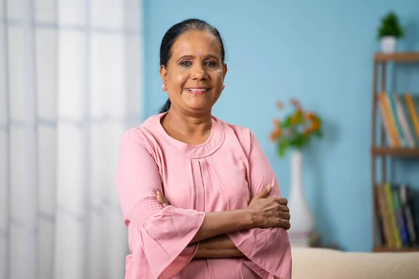 Porträtt Glad Leende Självsäker Indian Senior Kvinna Står Med Armarna — Stockfoto