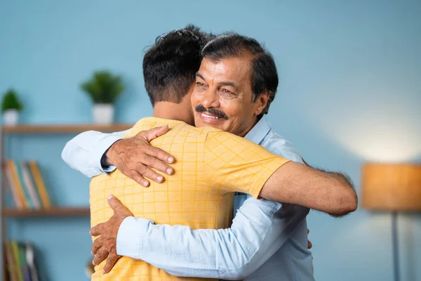 在家里拥抱或拥抱年长父亲的快乐的印度人感恩的成年儿子 感情的爱 感恩和父亲的节日问候的概念 — 图库照片