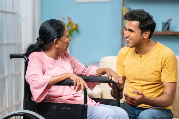 Ευτυχισμένος Ινδός Ενήλικος Γιος Ηλικιωμένη Μητέρα Ειδικές Ανάγκες Αναπηρική Καρέκλα — Φωτογραφία Αρχείου