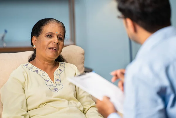 印度老年妇女在家庭咨询期间向心理学家解释问题 家庭预约 团队精神评估和精神疾病的概念 — 图库照片