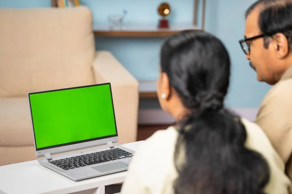 印度老年夫妇在家里用绿色屏幕笔记本电脑进行视频通话时的肩膀照 通信和在线咨询的概念 — 图库照片