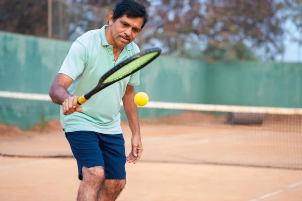 Здоровий Активний Індійський Старший Чоловік Практикує Теніс Натискаючи Грудях Суді — стокове фото