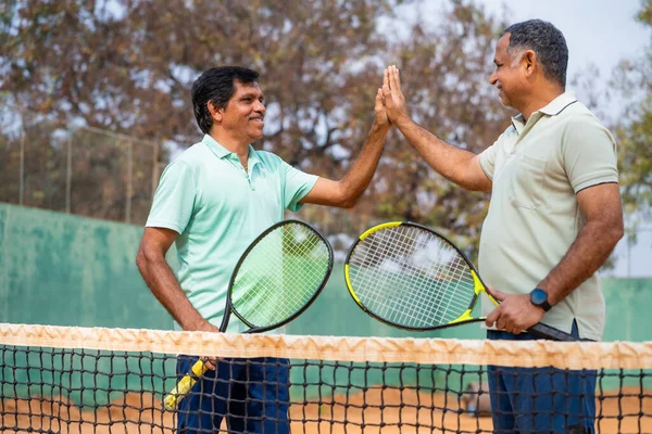 Індійські Два Старших Гравці Святкують Даруючи Після Перемоги Тенісній Грі — стокове фото