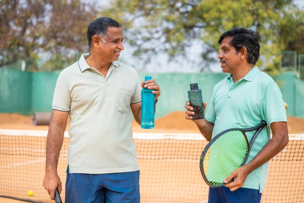Індійські Старші Чоловіки Тенісному Корті Ламаються Питною Водою Тенісному Корті — стокове фото