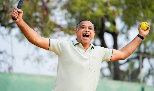 Індійський Збуджений Літній Чоловік Який Святкує Кричачи Після Перемоги Тенісному — стокове фото