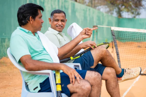 Індійські Тенісисти Або Друзі Які Спілкуються Під Час Перерви Граючи — стокове фото