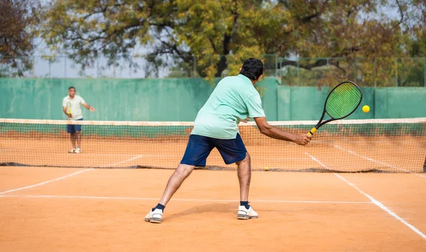 Задній Погляд Знімок Індійського Старшого Чоловіка Який Зайнятий Грою Теніс — стокове фото