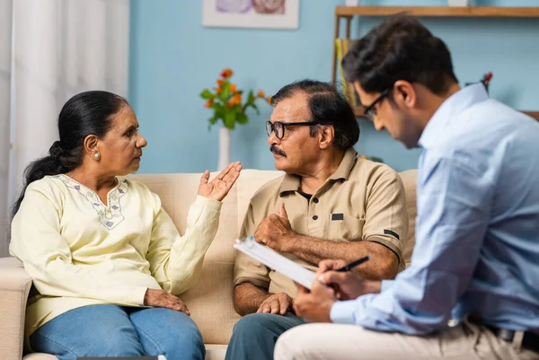 Casal Sênior Indiano Discutindo Frente Psicólogo Durante Aconselhamento Casa Conceito — Fotografia de Stock