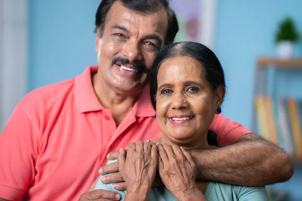 通过对着家里的相机 家庭联系和放松的概念 来近距离拍摄一对快乐的印第安老年夫妇互相拥抱的照片 — 图库照片