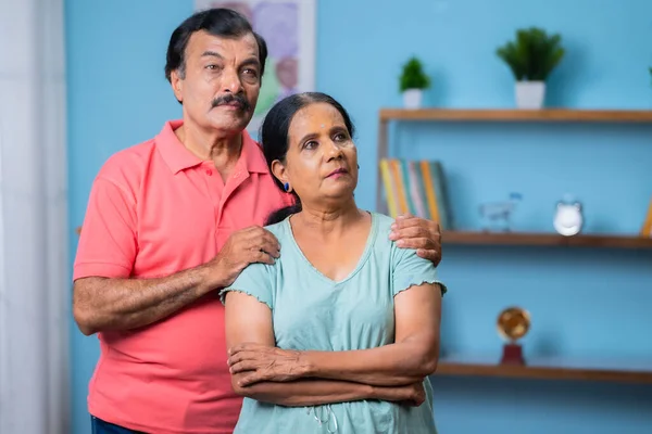 印度体贴入微的老夫妇站在家里 目不转睛地看着镜头 家庭问题 金融债务和债券的概念 — 图库照片