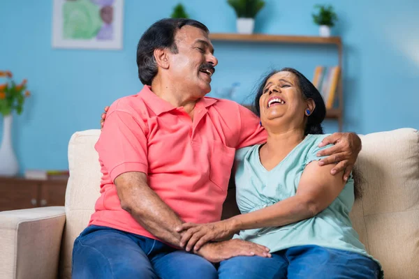 幸福的印度老年夫妇坐在一起笑着 亲密地坐在家里 感情和亲密的概念 — 图库照片