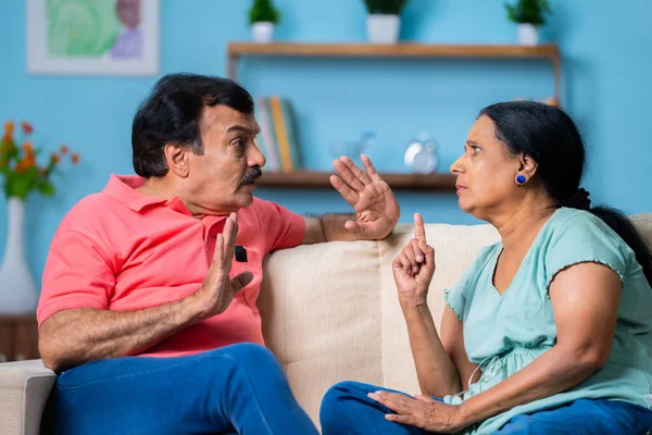 印度怒气冲冲的大老婆在家里与丈夫争吵 家庭问题 争执或冲突以及关系问题的概念 — 图库照片