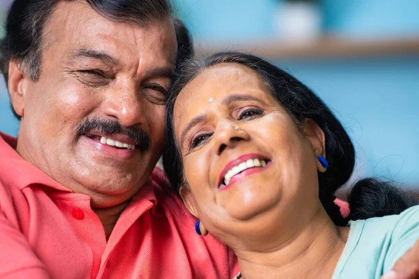 印度老年夫妇在家中碰头大笑的特写镜头 家庭关系 享乐和退休生活方式的概念 — 图库照片
