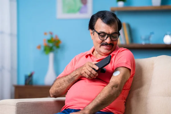 Anciano Mayor Que Comprueba Nivel Glucosa Tocando Teléfono Inteligente Para — Foto de Stock