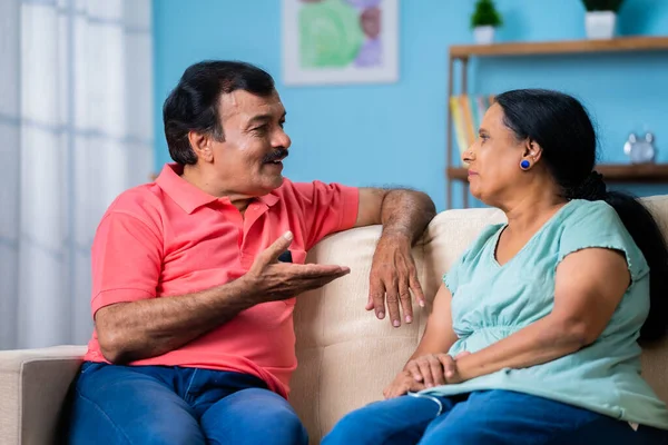 快乐的印度老夫妇坐在沙发上聊天聊天聊天 交流的概念 长期的感情联系和理解 — 图库照片