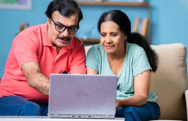 Indiase Senior Paar Bespreken Door Kijken Naar Laptop Tijdens Het — Stockfoto