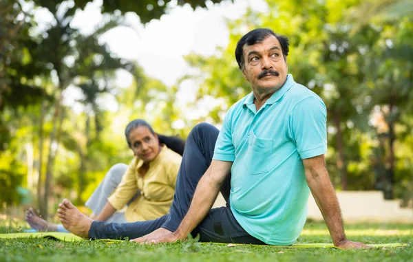 Индийские Пожилые Люди Парке Делают Упражнения Растяжку Йогу Асана Концепция — стоковое фото