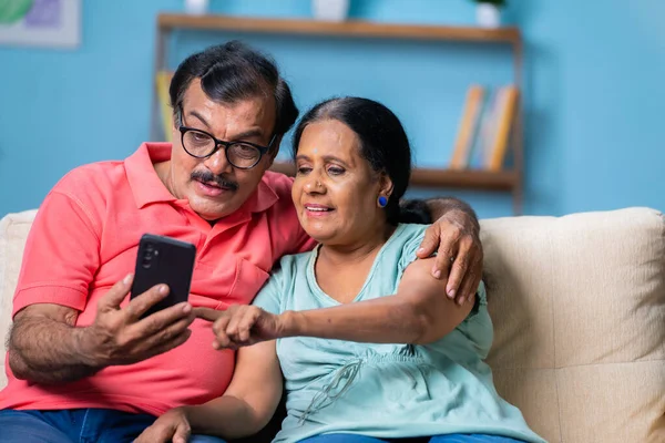 Heureux Couple Personnes Âgées Indiennes Utilisant Téléphone Portable Assis Sur — Photo