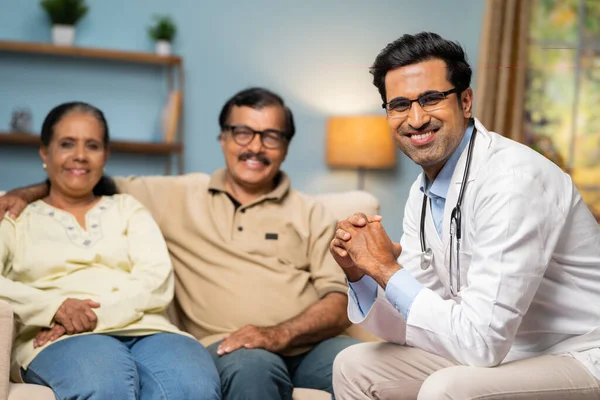 Feliz Sorriso Indiano Médico Família Com Casal Sênior Olhando Para — Fotografia de Stock