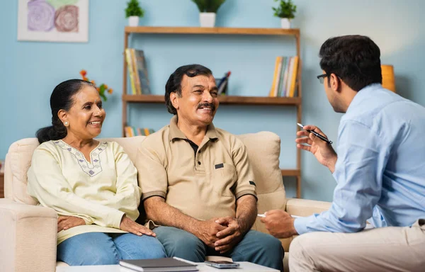 印度专业银行家在家里向老年夫妇解释保险政策 财务顾问 商业专家和银行支持的概念 — 图库照片