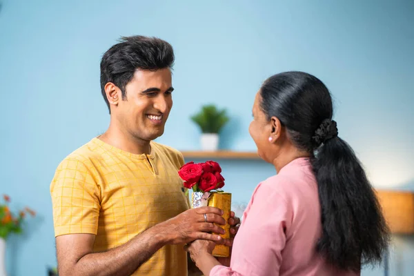 Filho Adulto Indiano Dando Flores Com Presente Para Mãe Senoir — Fotografia de Stock
