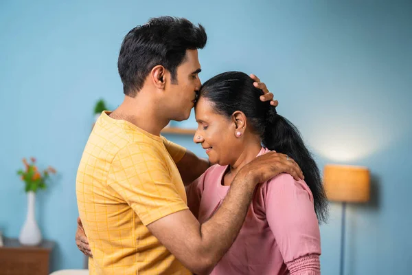 印度成年人快乐的儿子在家中亲吻年长的母亲额头 感情和母爱的概念 — 图库照片