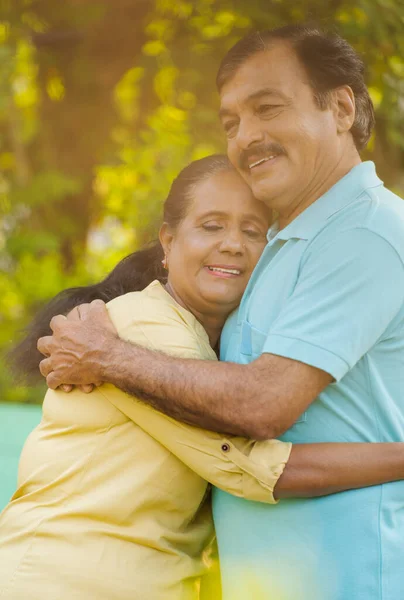 快乐印度老年妇女抱着丈夫或拥抱丈夫的垂直镜头 安全和舒适的概念 — 图库照片