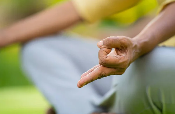 Primer Plano Mujer India Senior Haciendo Meditación Con Yoga Mudra — Foto de Stock