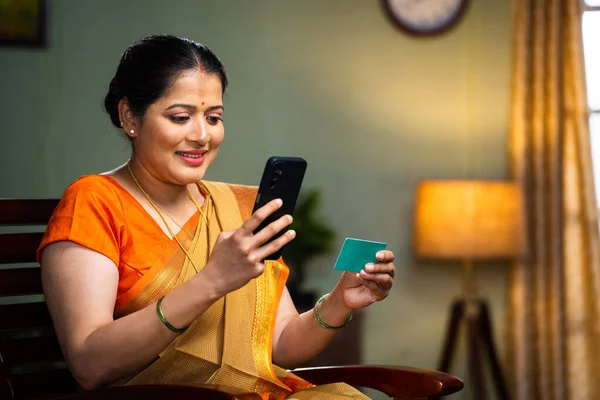 Щаслива Індійська Жінка Середнього Віку Робить Онлайн Платежі Покупки Допомогою — стокове фото