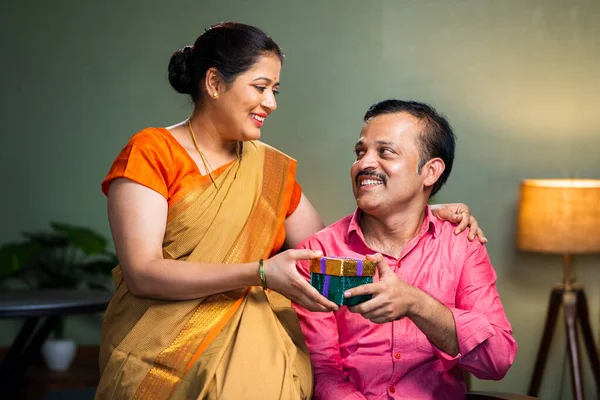 Ευτυχισμένη Ινδή Που Δίνει Δώρο Στον Σύζυγο Στο Σπίτι Έννοια — Φωτογραφία Αρχείου