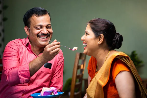 Ευτυχισμένος Ινδός Σύζυγος Που Ταΐζει Τούρτα Στη Γυναίκα Του Ενώ — Φωτογραφία Αρχείου